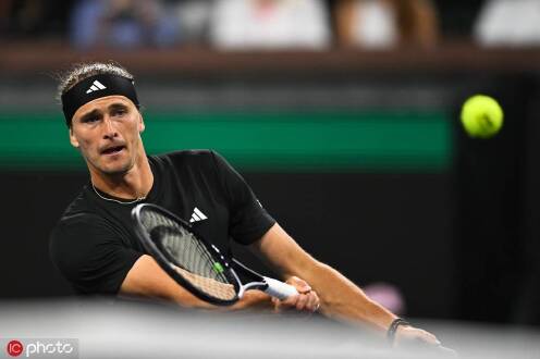 意大利网球队逆转世界网球队，兹维列夫统治全场