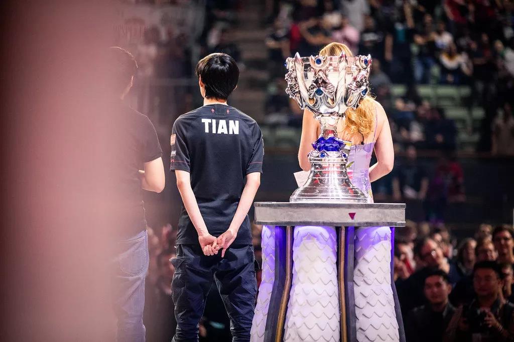 英雄联盟选手赛后落泪，背后故事感人